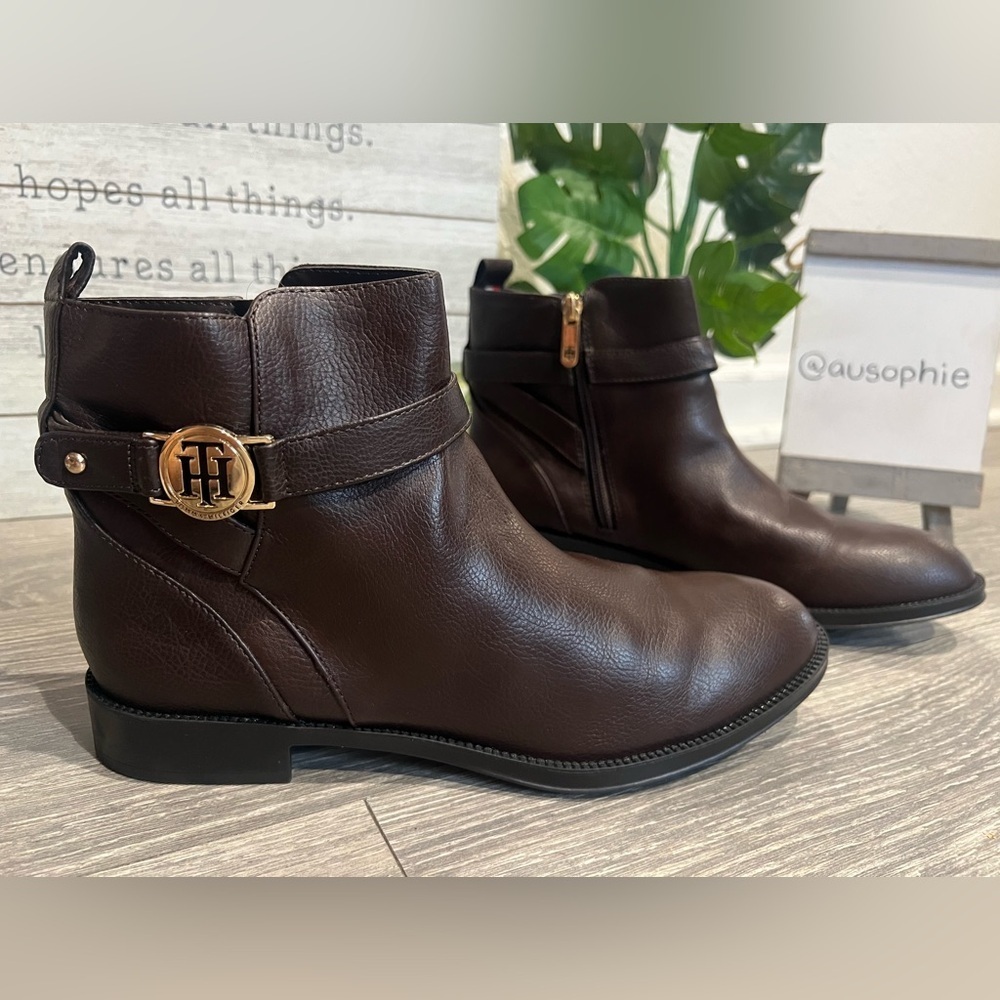 Tommy Hilfiger Rumor Brown Vegan Leather Ankle Boots w Gold Toned Logo. Size 8.5